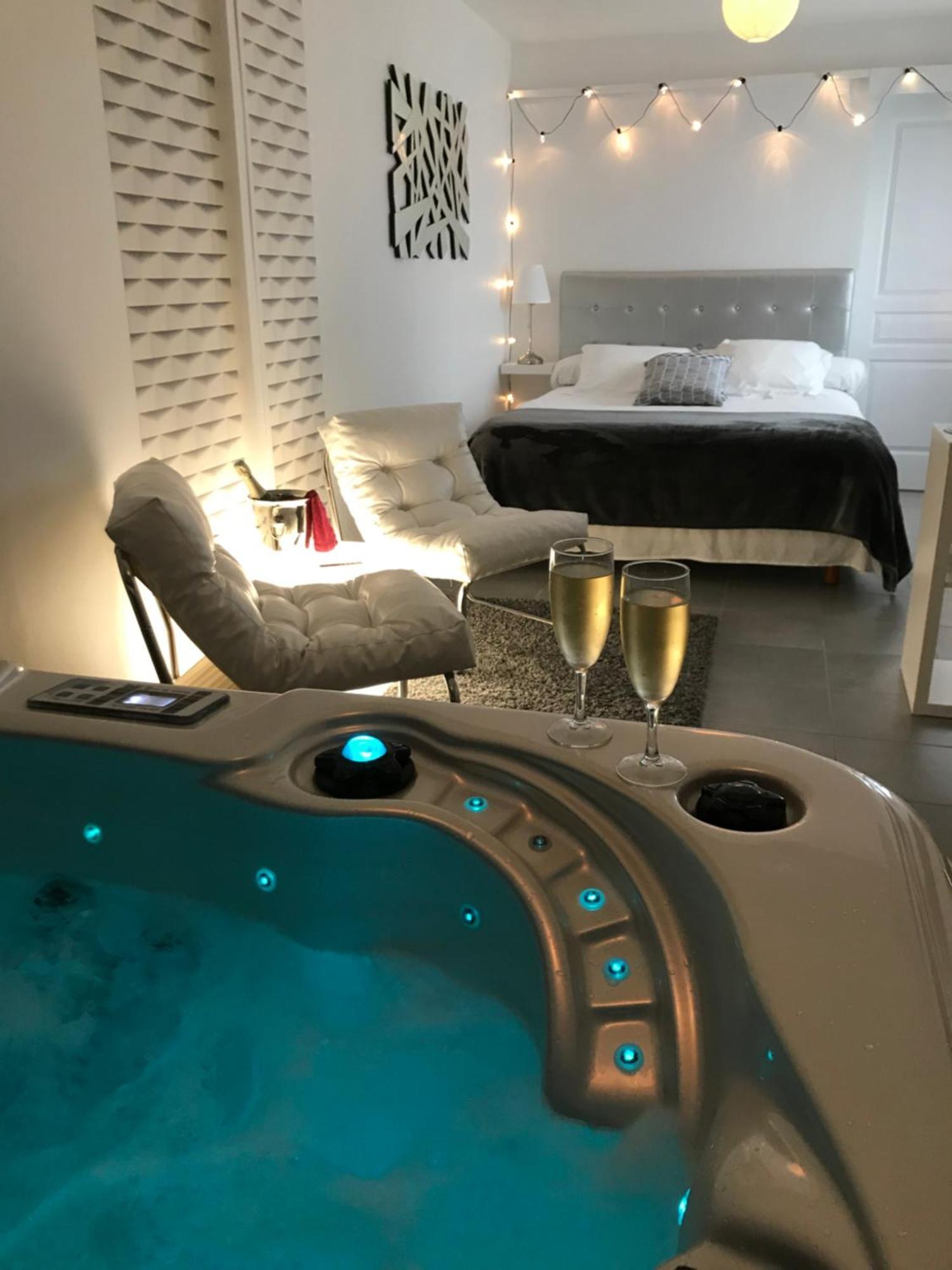 Le Relais De La Hardiesse 6Km Mont St Michel - Chambres Doubles - Suite Spa Privatif Courtils Dış mekan fotoğraf